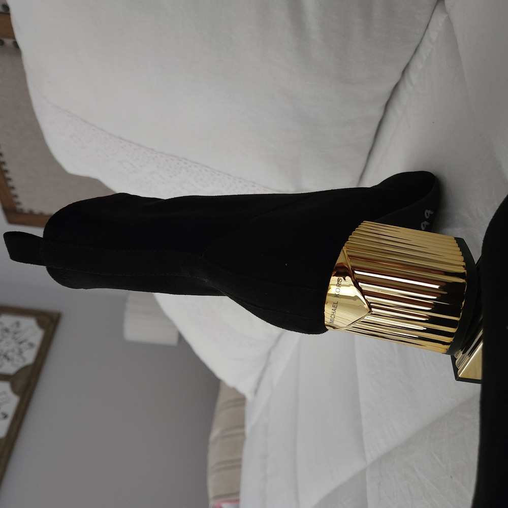 Elegant Michael Kors Black Ankle Boots with Gold Heel - Picture 3 of 7